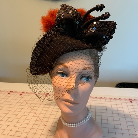 Vintage 1930s -1940s Brown felt wool Cloche style hat w/ sequins & rust feathers main image 10